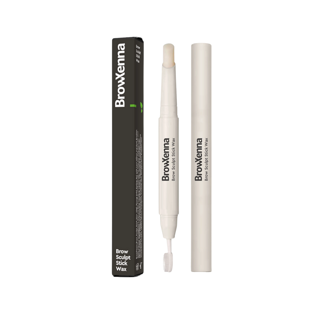 Cera Fijadora en Barra BrowXenna® con cepillo integrado aplicando fijación natural profesional en cejas