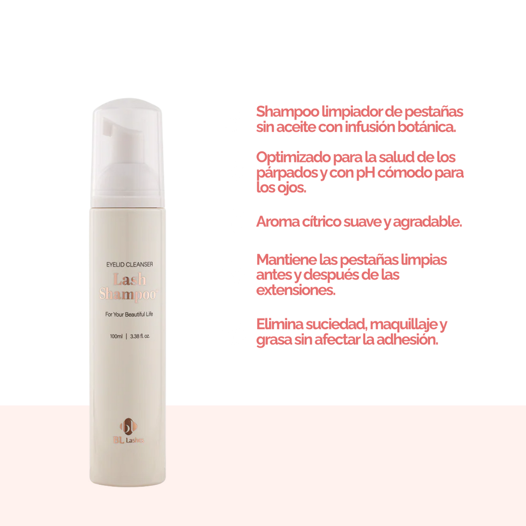 Botella de Lash Shampoo Plus BL Lashes con dosificador de espuma, muestra de espuma sobre fondo blanco, diseño profesional, concepto de limpieza profunda para extensiones de pestañas