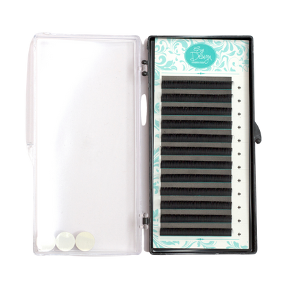 Las extensiones de pestañas Laser Mink Lash de BL Lashes están diseñadas con tecnología láser avanzada que mejora la adhesión al adhesivo, garantizando una fijación más fuerte y duradera. Fabricadas con fibra PBT premium, ofrecen un acabado natural y elegante, ideal para profesionales que buscan calidad y satisfacción en sus clientes.