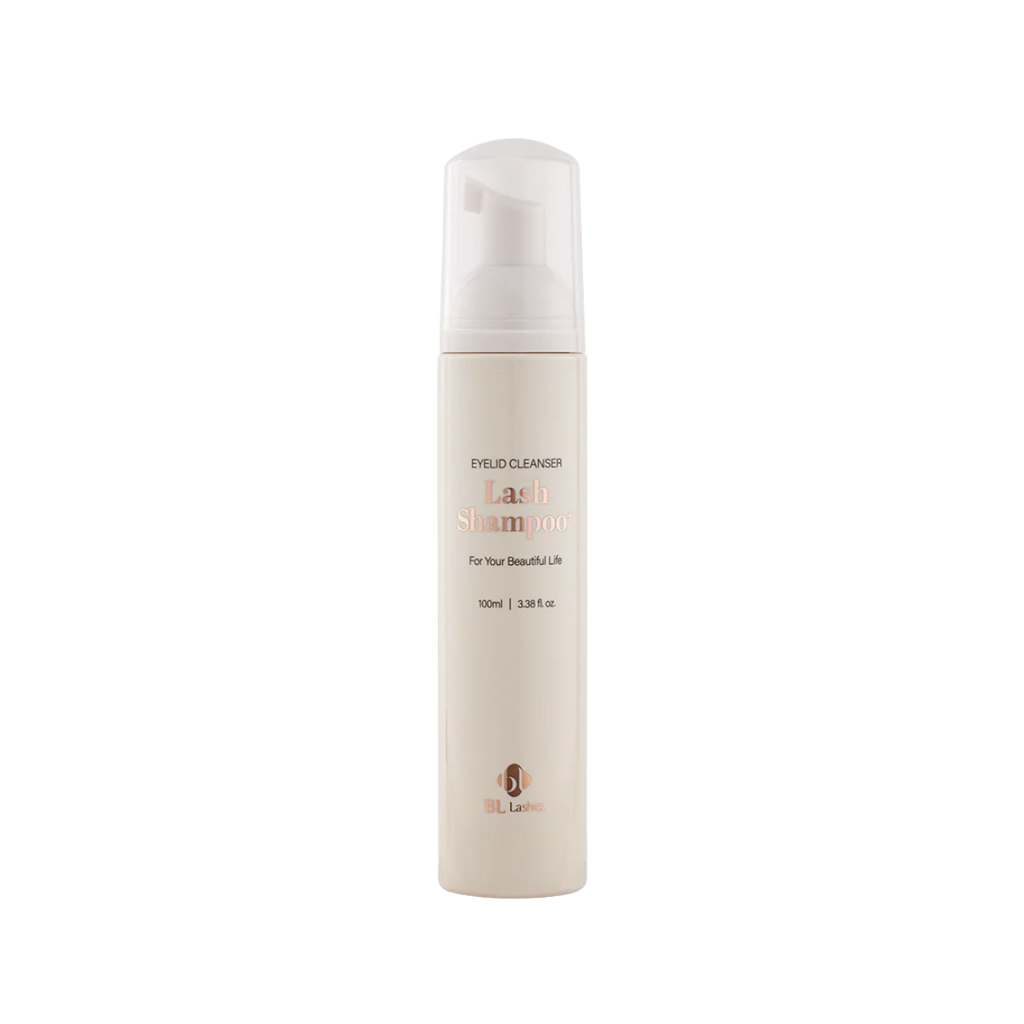 Botella de Lash Shampoo Plus BL Lashes con dosificador de espuma, muestra de espuma sobre fondo blanco, diseño profesional, concepto de limpieza profunda para extensiones de pestañas