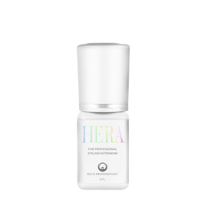 adhesivo Dlux Pro Hera Adhesive, fórmula profesional rápida de secado, retención de hasta 9 semanas y apto para extensiones clásicas o volumen, sin químicos agresivos.