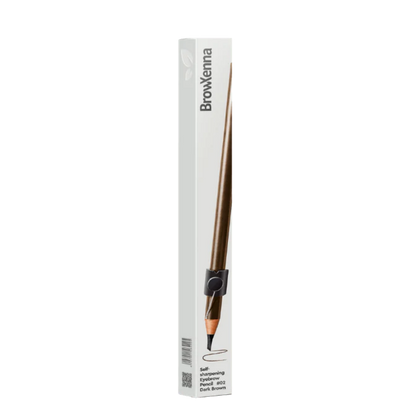 Lápiz de Cejas Auto‑afilable BrowXenna® en mano profesional, mostrando sistema de afilado automático y precisión en delineado.