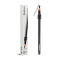 Lápiz de Cejas Auto‑afilable BrowXenna® en mano profesional, mostrando sistema de afilado automático y precisión en delineado.