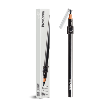 Lápiz de Cejas Auto‑afilable BrowXenna® en mano profesional, mostrando sistema de afilado automático y precisión en delineado.