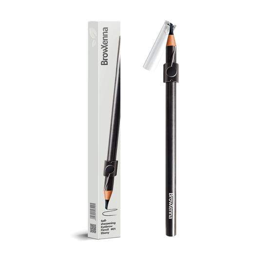Lápiz de Cejas Auto‑afilable BrowXenna® en mano profesional, mostrando sistema de afilado automático y precisión en delineado.