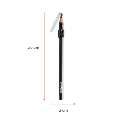 Lápiz de Cejas Auto‑afilable BrowXenna® en mano profesional, mostrando sistema de afilado automático y precisión en delineado.