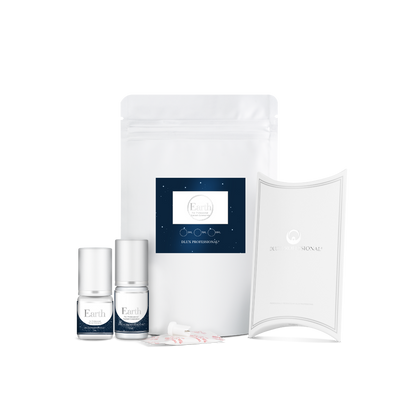 Botella de DLUX Universe Earth Adhesive (pegamento negro para extensiones de pestañas) con fondo claro, diseño de envase sofisticado, aplicador tipo gotero