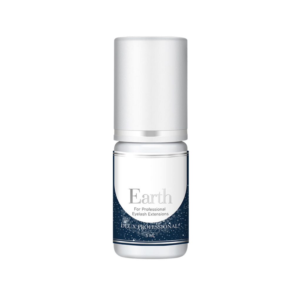 Botella de DLUX Universe Earth Adhesive (pegamento negro para extensiones de pestañas) con fondo claro, diseño de envase sofisticado, aplicador tipo gotero
