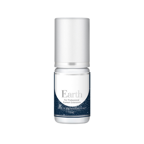 Botella de DLUX Universe Earth Adhesive (pegamento negro para extensiones de pestañas) con fondo claro, diseño de envase sofisticado, aplicador tipo gotero