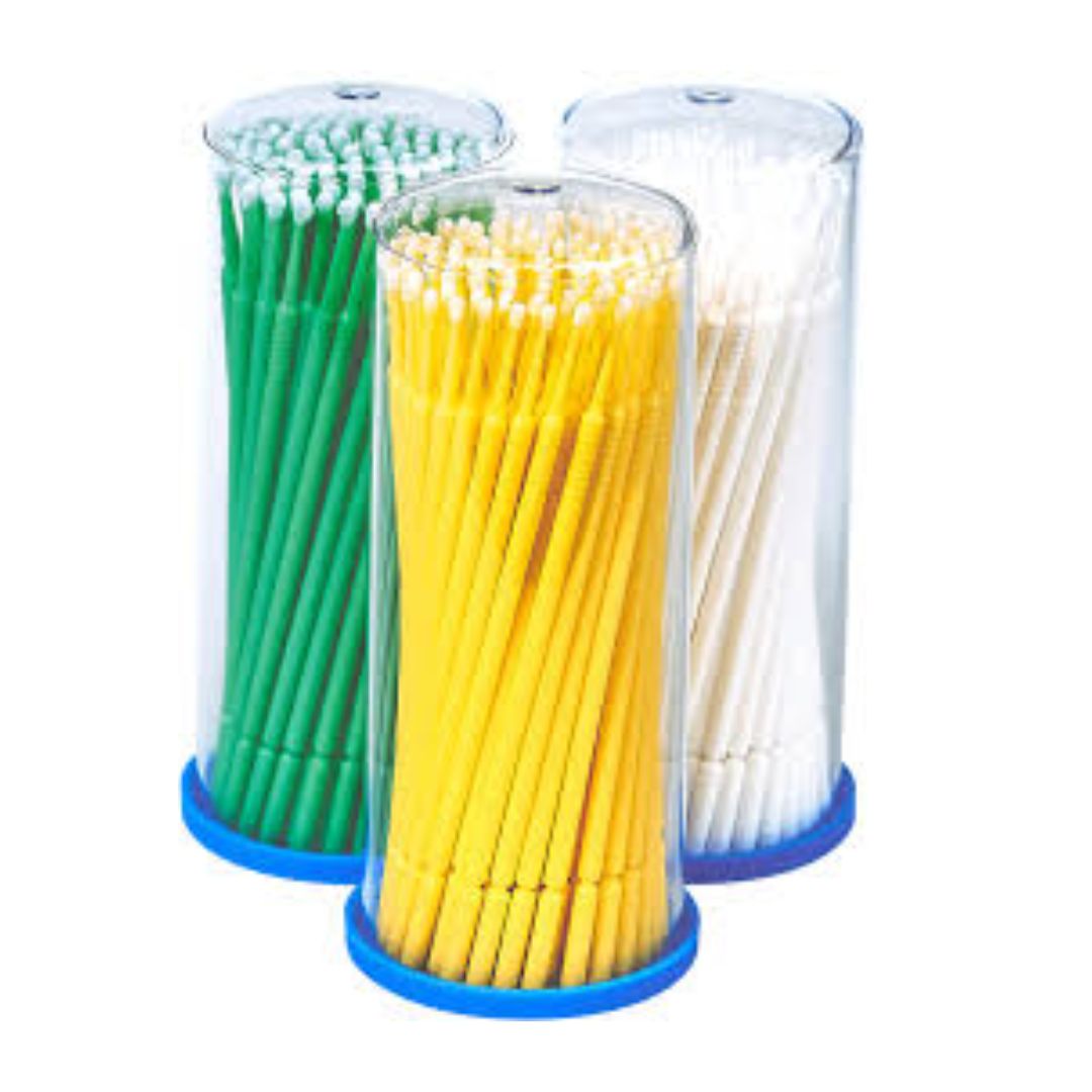 “Microbrush DLUX Professional con punta de microfibra no absorbente y cuello flexible; colores blanco 1 mm, amarillo 2 mm, verde 3 mm; 100 piezas para aplicación precisa en pestañas y cejas.”